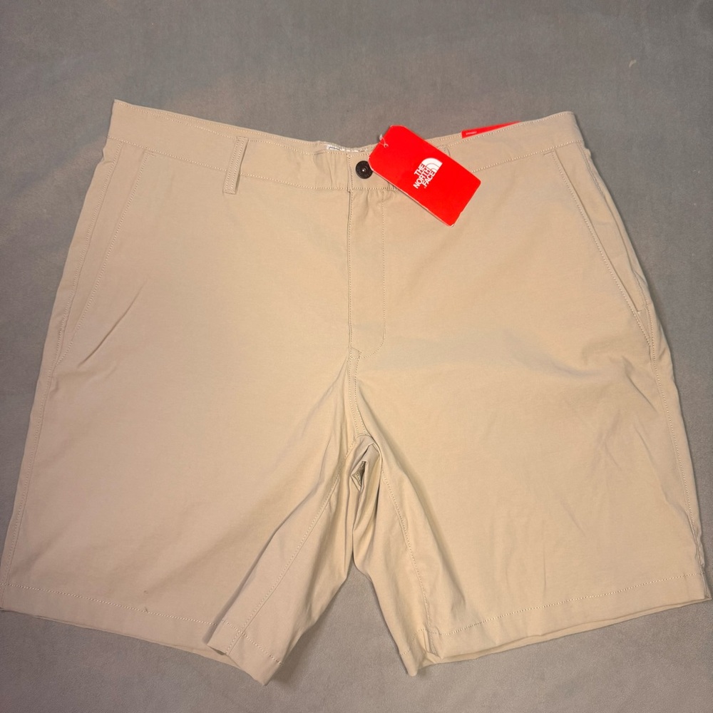 The North Face Men's 38/R Standard Fit Beige Flat Front Khaki Shorts NWT